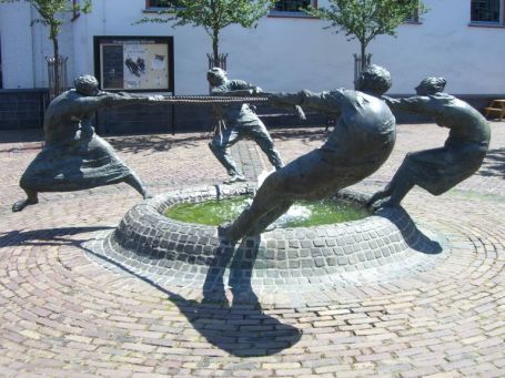 Uedem : Der Seemannbrunnen wurde von Prof. Karl-Henning Seemann aus Stuttgart geschaffen. Motto "Wej träkke all an een Tauw"